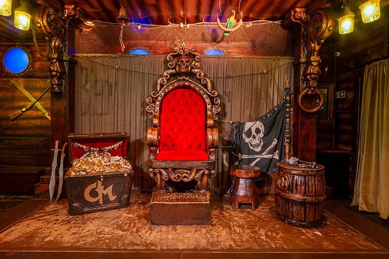 Navio Cara de Mau: trono e cenário pirata