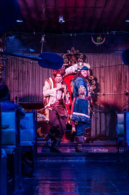 Piratas em cena no Navio Cara de Mau